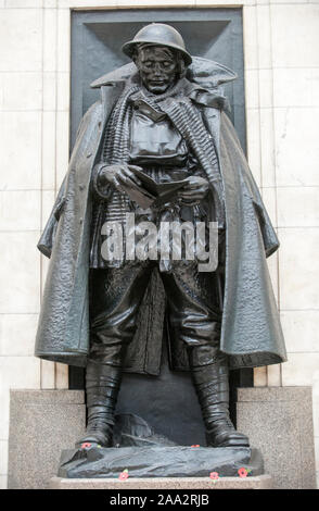 Statue des "unbekannten Soldaten" auf Gleis 1 am Bahnhof Paddington in London. Verschiedene prominente sowie Anonyme Personen haben ein Buch mit dem Titel "Brief an einen unbekannten Soldaten", durch diese Bronzestatue eines Soldaten mit einem Schreiben inspiriert beigetragen. Stockfoto