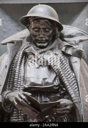 Statue des "unbekannten Soldaten" auf Gleis 1 am Bahnhof Paddington in London. Verschiedene prominente sowie Anonyme Personen haben ein Buch mit dem Titel "Brief an einen unbekannten Soldaten", durch diese Bronzestatue eines Soldaten mit einem Schreiben inspiriert beigetragen. Stockfoto