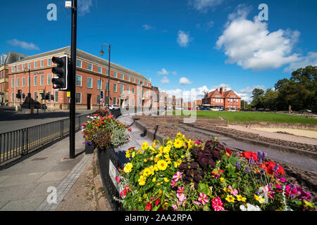 Chester Amphitheater, Blumenarrangements,, Archäologie, Römische, touristische Attraktion, Cheshire, England, Großbritannien Stockfoto