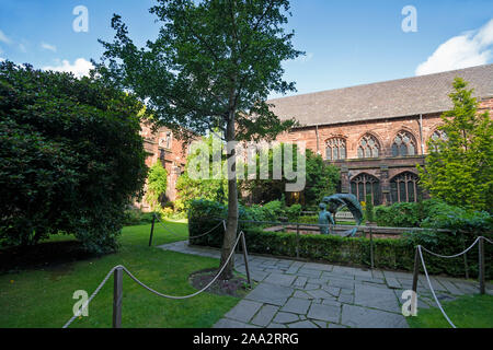 Chester Cathedral, Garten, Garth, 'Wasser des Lebens' Skulptur, Cheshire, England, Großbritannien Stockfoto