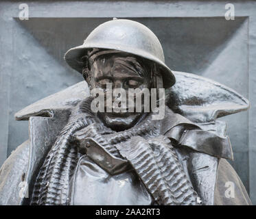 Statue des "unbekannten Soldaten" auf Gleis 1 am Bahnhof Paddington in London. Verschiedene prominente sowie Anonyme Personen haben ein Buch mit dem Titel "Brief an einen unbekannten Soldaten", durch diese Bronzestatue eines Soldaten mit einem Schreiben inspiriert beigetragen. Stockfoto