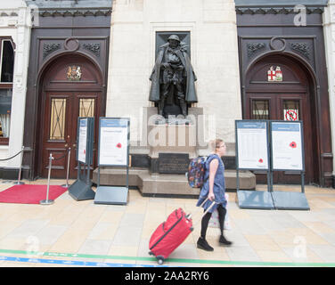 Statue des "unbekannten Soldaten" auf Gleis 1 am Bahnhof Paddington in London. Verschiedene prominente sowie Anonyme Personen haben ein Buch mit dem Titel "Brief an einen unbekannten Soldaten", durch diese Bronzestatue eines Soldaten mit einem Schreiben inspiriert beigetragen. Stockfoto