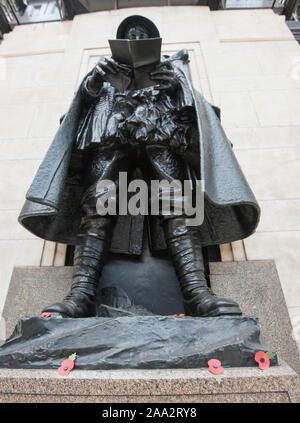 Statue des "unbekannten Soldaten" auf Gleis 1 am Bahnhof Paddington in London. Verschiedene prominente sowie Anonyme Personen haben ein Buch mit dem Titel "Brief an einen unbekannten Soldaten", durch diese Bronzestatue eines Soldaten mit einem Schreiben inspiriert beigetragen. Stockfoto