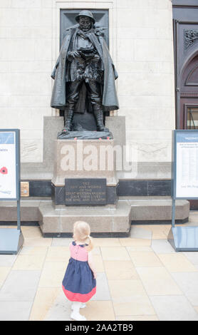 Statue des "unbekannten Soldaten" auf Gleis 1 am Bahnhof Paddington in London. Verschiedene prominente sowie Anonyme Personen haben ein Buch mit dem Titel "Brief an einen unbekannten Soldaten", durch diese Bronzestatue eines Soldaten mit einem Schreiben inspiriert beigetragen. Stockfoto