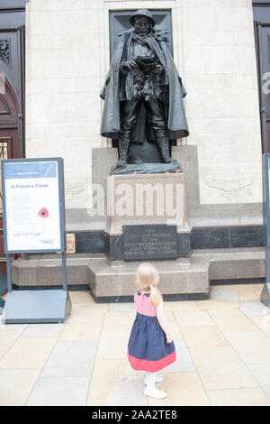 Statue des "unbekannten Soldaten" auf Gleis 1 am Bahnhof Paddington in London. Verschiedene prominente sowie Anonyme Personen haben ein Buch mit dem Titel "Brief an einen unbekannten Soldaten", durch diese Bronzestatue eines Soldaten mit einem Schreiben inspiriert beigetragen. Stockfoto