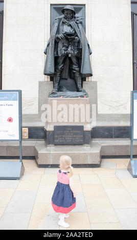 Statue des "unbekannten Soldaten" auf Gleis 1 am Bahnhof Paddington in London. Verschiedene prominente sowie Anonyme Personen haben ein Buch mit dem Titel "Brief an einen unbekannten Soldaten", durch diese Bronzestatue eines Soldaten mit einem Schreiben inspiriert beigetragen. Stockfoto