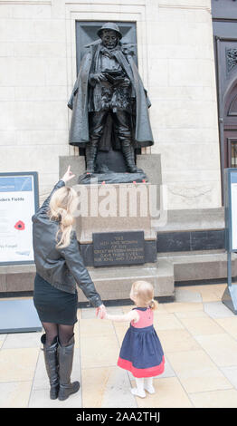 Statue des "unbekannten Soldaten" auf Gleis 1 am Bahnhof Paddington in London. Verschiedene prominente sowie Anonyme Personen haben ein Buch mit dem Titel "Brief an einen unbekannten Soldaten", durch diese Bronzestatue eines Soldaten mit einem Schreiben inspiriert beigetragen. Stockfoto