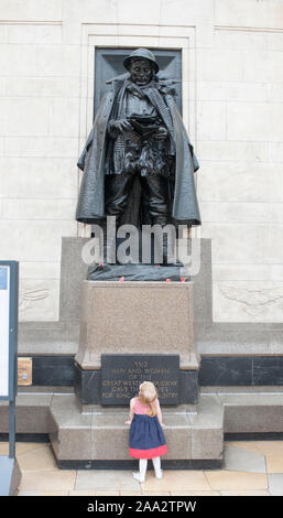 Statue des "unbekannten Soldaten" auf Gleis 1 am Bahnhof Paddington in London. Verschiedene prominente sowie Anonyme Personen haben ein Buch mit dem Titel "Brief an einen unbekannten Soldaten", durch diese Bronzestatue eines Soldaten mit einem Schreiben inspiriert beigetragen. Stockfoto