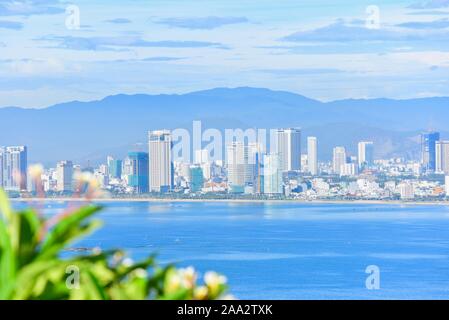 Schöne Aussicht auf das Südchinesische Meer und Stadt Da Nang in Vietnam. Stockfoto