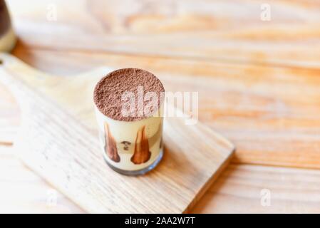 Hausgemachte italienische Tiramisu in Glas Schale Stockfoto