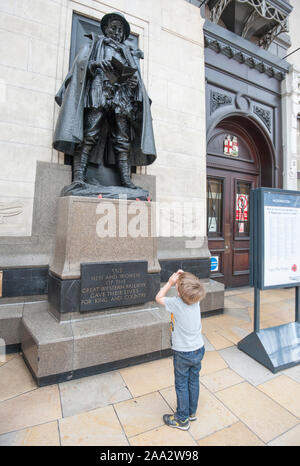 Statue des "unbekannten Soldaten" auf Gleis 1 am Bahnhof Paddington in London. Verschiedene prominente sowie Anonyme Personen haben ein Buch mit dem Titel "Brief an einen unbekannten Soldaten", durch diese Bronzestatue eines Soldaten mit einem Schreiben inspiriert beigetragen. Stockfoto