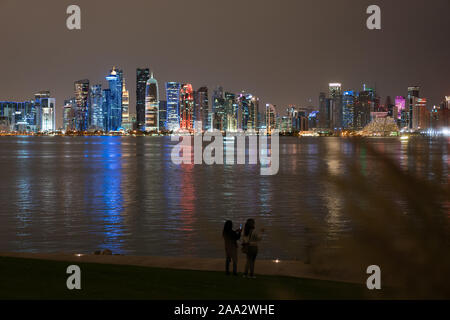 Lange belichtete Fotografien der West Bay District von MIA Park, Doha, Qatar Stockfoto