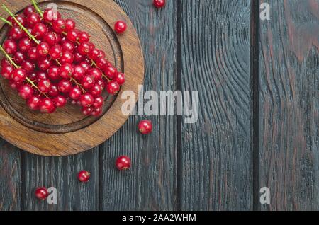 Rote Früchte in der Küche. Rote Johannisbeere auf braunem Holz- Tabelle. Stockfoto