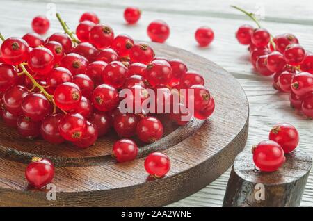 Rote Früchte in der Küche. Rote Johannisbeere auf einem weißen Holztisch. Stockfoto
