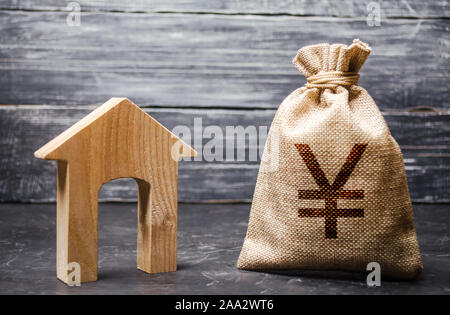 Yen yuan Symbol Geld beutel und House. Erwerb von Immobilien und Investitionen. Günstige günstige Darlehen, Hypothek. Steuern, Mieteinnahmen. Mieten oder Kaufen. Home Bud Stockfoto