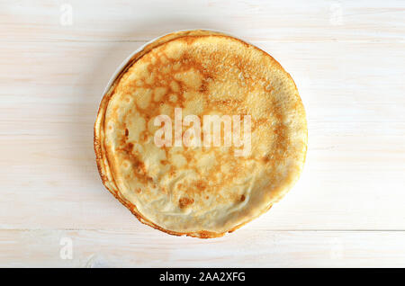 Stapel Pfannkuchen auf weißem Holz- Oberfläche. Ansicht von oben. Flach Stockfoto