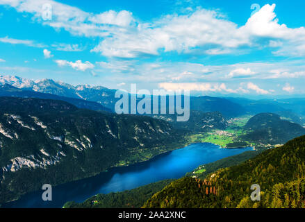 Luftaufnahme von Bohinjer See in Slowenien im Sommer vom Mount Vogel gesehen Stockfoto