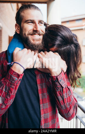 Junge schöne glückliche Paar zu Hause umarmen - Liebe, Zärtlichkeit, Romantik Konzept Stockfoto