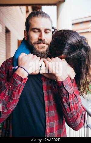 Junge schöne glückliche Paar zu Hause umarmen - Liebe, Zärtlichkeit, Romantik Konzept Stockfoto