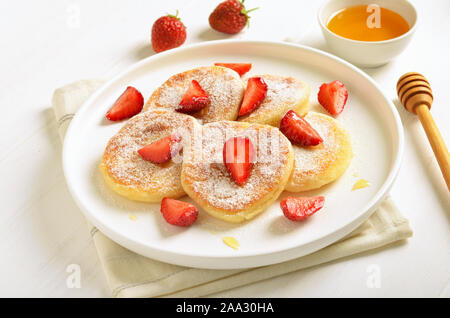 Pfannkuchen mit Hüttenkäse und Erdbeere, Scheiben, gesundes Frühstück, Ansicht schließen Stockfoto