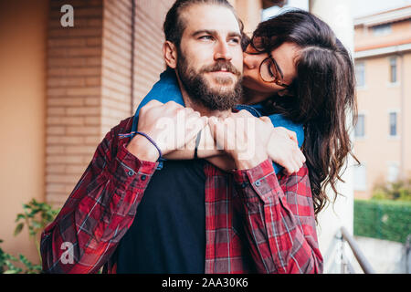 Junge schöne glückliche Paar zu Hause umarmen - Liebe, Zärtlichkeit, Romantik Konzept Stockfoto