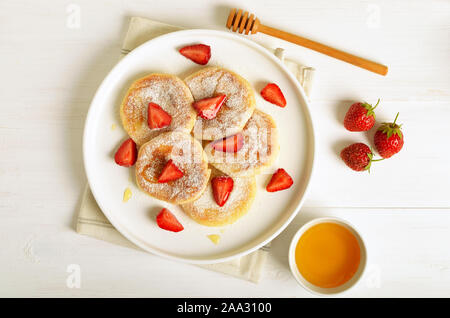 Hausgemachte Pfannkuchen mit Hüttenkäse und Erdbeere Schichten. Ansicht von oben, flach Stockfoto