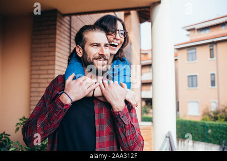 Junge schöne glückliche Paar zu Hause umarmen - Liebe, Zärtlichkeit, Romantik Konzept Stockfoto