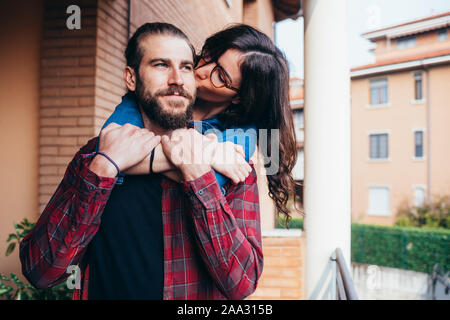 Junge schöne glückliche Paar zu Hause umarmen - Liebe, Zärtlichkeit, Romantik Konzept Stockfoto