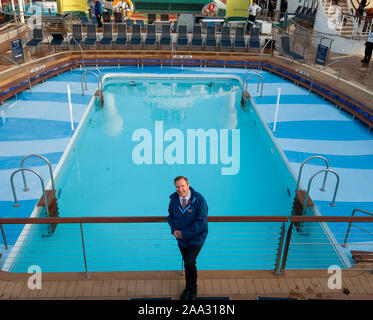 CEO und Chairman von Royal Caribbean Cruises Richard Fain an Bord ihre neuesten Schiff "Quantum der Meere" im Hafen von Southampton in England angedockt. Stockfoto