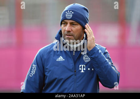 München, Deutschland. Nov, 2019 19. Hans Dieter Flick (Hansi, FC Bayern München Trainer), Geste, single Bild, Single Cut Motiv, halb Bild, halb Abbildung. FC Bayern München Training auf dem Saebener Straße. Fußball 1.Bundesliga, Saison 2019/2020, 19.11.2019 | Verwendung der weltweiten Kredit: dpa/Alamy leben Nachrichten Stockfoto