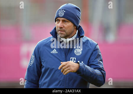 München, Deutschland. Nov, 2019 19. Hans Dieter Flick (Hansi, Trainer FC Bayern München), single Bild, Single Cut Motiv, halb Bild, halb Abbildung. FC Bayern München Training auf dem Saebener Straße. Fußball 1.Bundesliga, Saison 2019/2020, 19.11.2019 | Verwendung der weltweiten Kredit: dpa/Alamy leben Nachrichten Stockfoto