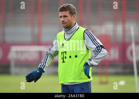 München, Deutschland. Nov, 2019 19. Thomas Mueller (MULLER, Bayern München), Geste, Aktion, single Bild, Single Cut Motiv, halb Bild, halb Abbildung. FC Bayern München Training auf dem Saebener Straße. Fußball 1.Bundesliga, Saison 2019/2020, 19.11.2019 | Verwendung der weltweiten Kredit: dpa/Alamy leben Nachrichten Stockfoto
