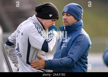 München, Deutschland. Nov, 2019 19. Hans Dieter Flick (Hansi, Trainer Fc Bayern München) spricht erfreulicherweise mit Benjamin PAVARD (FC Bayern München). FC Bayern München Training auf dem Saebener Straße. Fußball 1.Bundesliga, Saison 2019/2020, 19.11.2019 | Verwendung der weltweiten Kredit: dpa/Alamy leben Nachrichten Stockfoto