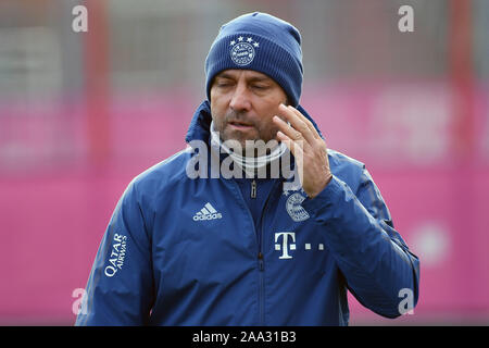 München, Deutschland. Nov, 2019 19. Hans Dieter Flick (Hansi, FC Bayern München Trainer), Geste, single Bild, Single Cut Motiv, halb Bild, halb Abbildung. FC Bayern München Training auf dem Saebener Straße. Fußball 1.Bundesliga, Saison 2019/2020, 19.11.2019 | Verwendung der weltweiten Kredit: dpa/Alamy leben Nachrichten Stockfoto