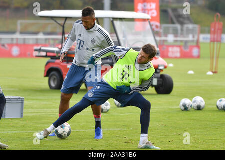 München, Deutschland. Nov, 2019 19. Thomas Mueller (MULLER, Bayern München), Aktion, Duellen gegen Jerome BOATENG (Bayern München). FC Bayern München Training auf dem Saebener Straße. Fußball 1.Bundesliga, Saison 2019/2020, 19.11.2019 | Verwendung der weltweiten Kredit: dpa/Alamy leben Nachrichten Stockfoto