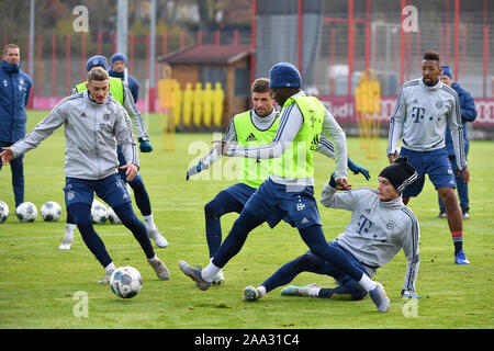 München, Deutschland. Nov, 2019 19. Michael CUISANCE (FC Bayern München), Thomas Müller (Müller, Bayern München), Benjamin PAVARD (FC Bayern München), Jerome BOATENG (FC Bayern München). Aktion, Duellen. FC Bayern München Training auf dem Saebener Straße. Fußball 1.Bundesliga, Saison 2019/2020, 19.11.2019 | Verwendung der weltweiten Kredit: dpa/Alamy leben Nachrichten Stockfoto