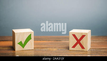 Holzblöcke mit einem grünen Häkchen und rote X. Das Konzept der Wahl und die richtige Entscheidung. Business Management. Stockfoto