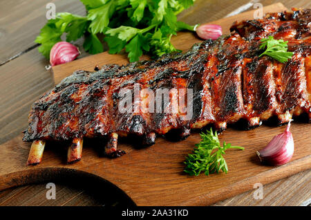 Pikanten gegrillte Spareribs auf ein Schneidbrett, Nahaufnahme Stockfoto