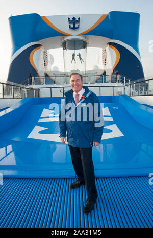 CEO und Chairman von Royal Caribbean Cruises Richard Fain an Bord ihre neuesten Schiff "Quantum der Meere" im Hafen von Southampton in England angedockt. Stockfoto