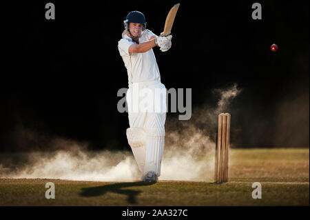 Kricket batsman Simon eilte Spielen sweep Schuß auf trockenen, staubigen Wicket - Dorset - England. Model Released für kommerzielle und redaktionelle Verwendung. Stockfoto