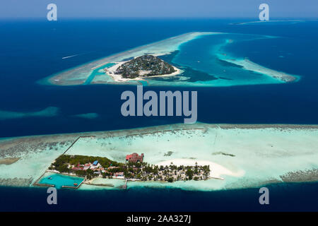 Ferienhäuser Insel Das Ranveli und bewohnte Insel Dhangethi, Ari Atoll, Malediven, Indischer Ozean Stockfoto