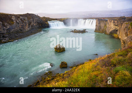 Godafoss Wasserfall im sonnigen Herbsttag, Island. Berühmte Touristenattraktion, der North Island. Stockfoto