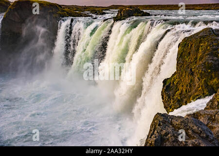 Godafoss Wasserfall im sonnigen Herbsttag, Island. Berühmte Touristenattraktion, der North Island. Stockfoto