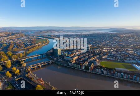 Ein Luftbild bei Sonnenaufgang von Newport City Center, South Wales, Vereinigtes Königreich, vom Fluss Usk genommen Stockfoto