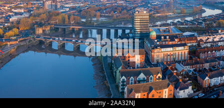 Ein Luftbild bei Sonnenaufgang von Newport City Center, South Wales, Vereinigtes Königreich, vom Fluss Usk genommen Stockfoto