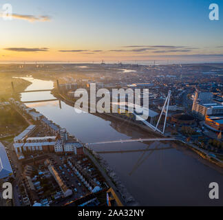 Ein Luftbild bei Sonnenaufgang von Newport City Center, South Wales, Vereinigtes Königreich, vom Fluss Usk genommen Stockfoto