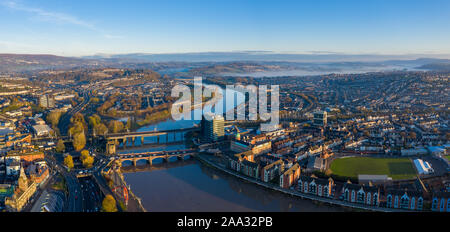 Ein Luftbild bei Sonnenaufgang von Newport City Center, South Wales, Vereinigtes Königreich, vom Fluss Usk genommen Stockfoto