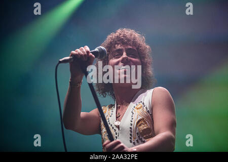 Kopenhagen, Dänemark. Nov, 2019 18. Die US-amerikanische Rockband Greta Van Flotte führt ein Live Konzert in KB Hallen in Frederiksberg. Hier Sänger Josh Kiszka ist live auf der Bühne gesehen. (Foto: Gonzales Foto/Peter Troest/Alamy Live News). Stockfoto