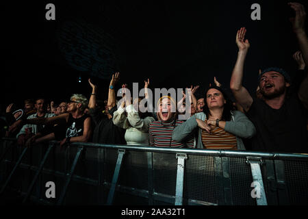 Kopenhagen, Dänemark. Nov, 2019 18. Konzertbesucher an einem live Konzert mit der amerikanischen Rockband Greta Van Flotte bei KB Hallen in Frederiksberg. (Foto: Gonzales Foto/Peter Troest/Alamy Live-Nachrichten) Stockfoto