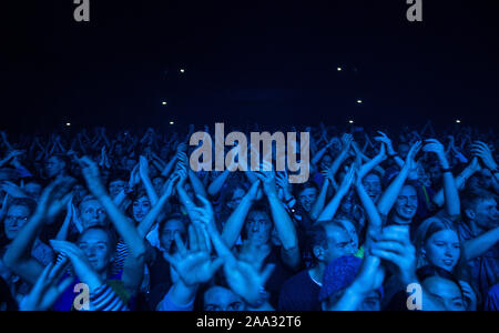 Kopenhagen, Dänemark. Nov, 2019 18. Konzertbesucher an einem live Konzert mit der amerikanischen Rockband Greta Van Flotte bei KB Hallen in Frederiksberg. (Foto: Gonzales Foto/Peter Troest/Alamy Live-Nachrichten) Stockfoto